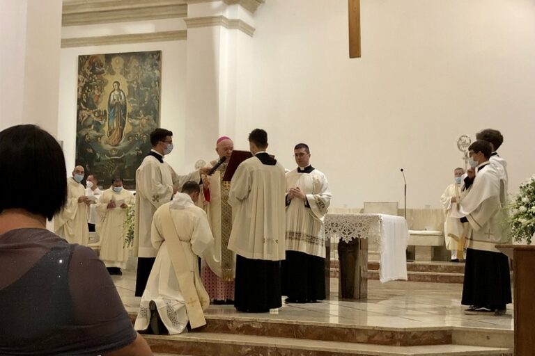 Fasano festeggia don Giuseppe Cantoro, nuovo Presbitero di Conversano-Monopoli Fasano festeggia don Giuseppe Cantoro, nuovo Presbitero di Conversano-Monopoli - Osservatorio Fasano