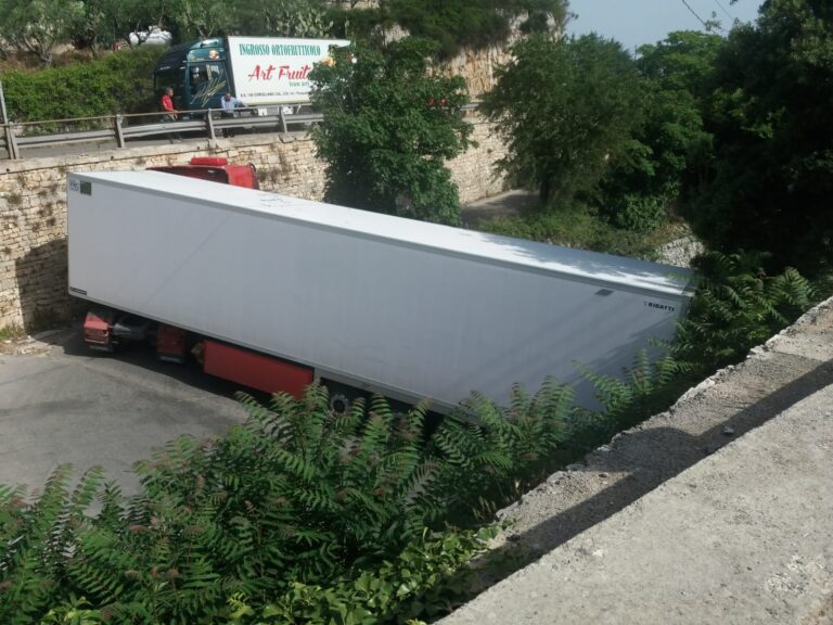 TIR blocca la ‘via vecchia per Laureto’ TIR blocca la 'via vecchia per Laureto' - Osservatorio Fasano