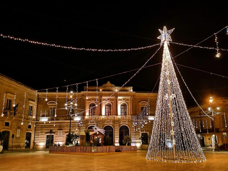 Natale 2021, Fasano si illumina con le luci e gli addobbi Natale 2021, Fasano si illumina con le luci e gli addobbi - Osservatorio Fasano