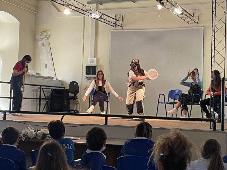 Il Professionale ‘L. Da Vinci’ recita le fiabe per i bimbi della ‘Collodi’ Il Professionale 'L. Da Vinci' recita le fiabe per i bimbi della 'Collodi' - Osservatorio Fasano