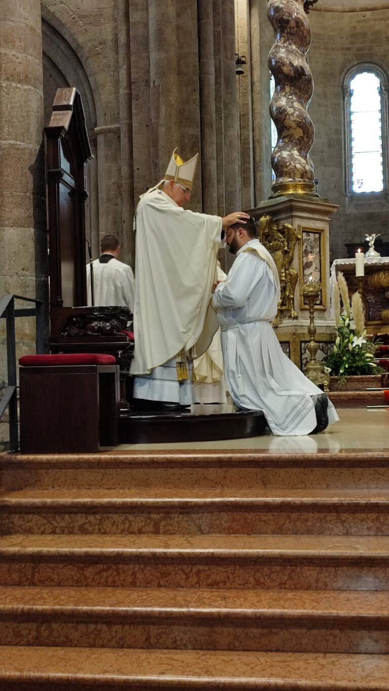 Ordinazione sacerdotale di padre Andrea Giannino Ordinazione sacerdotale di padre Andrea Giannino - Osservatorio Fasano