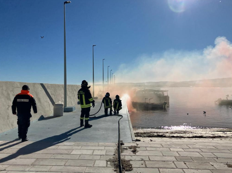 La Guardia Costiera di Savelletri si addestra: simulato incendio nel porticciolo di Torre Canne La Guardia Costiera di Savelletri si addestra: simulato incendio nel porticciolo di Torre Canne - Osservatorio Fasano