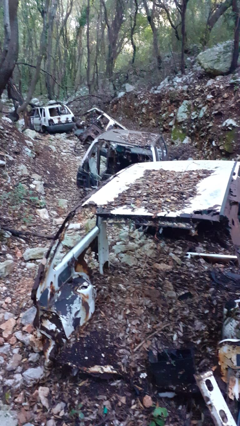 Un cimitero di auto abbandonate alla periferia di Fasano - Osservatorio Fasano