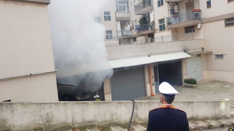 Auto in fiamme in un garage Auto in fiamme in un garage - Osservatorio Fasano