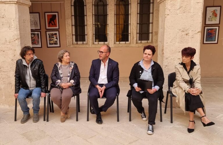 Inaugurata la mostra «Ilvarum Yaga – Cento disegnatori contro la strega rossa» Inaugurata la mostra «Ilvarum Yaga - Cento disegnatori contro la strega rossa» - Osservatorio Fasano