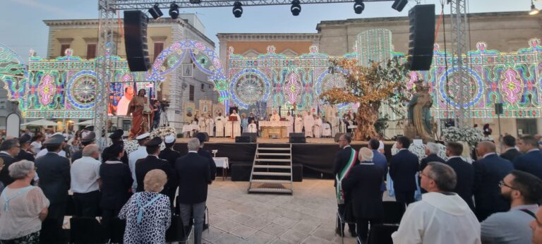 La grande processione dei Santi Patroni e la messa in piazza con Mons. Favale e i fuochi animano la Festa patronale La grande processione dei Santi Patroni e la messa in piazza con Mons. Favale e i fuochi animano la Festa patronale - Osservatorio Fasano