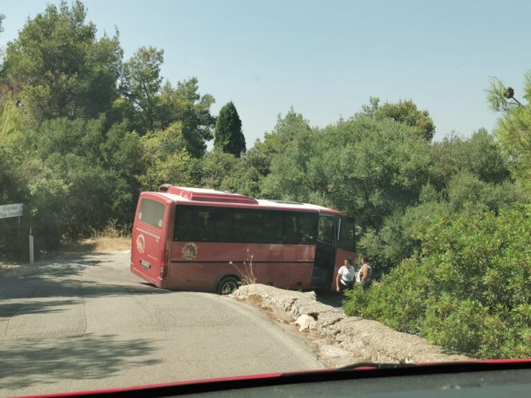 Bus di turisti blocca le giritoie - Osservatorio Fasano