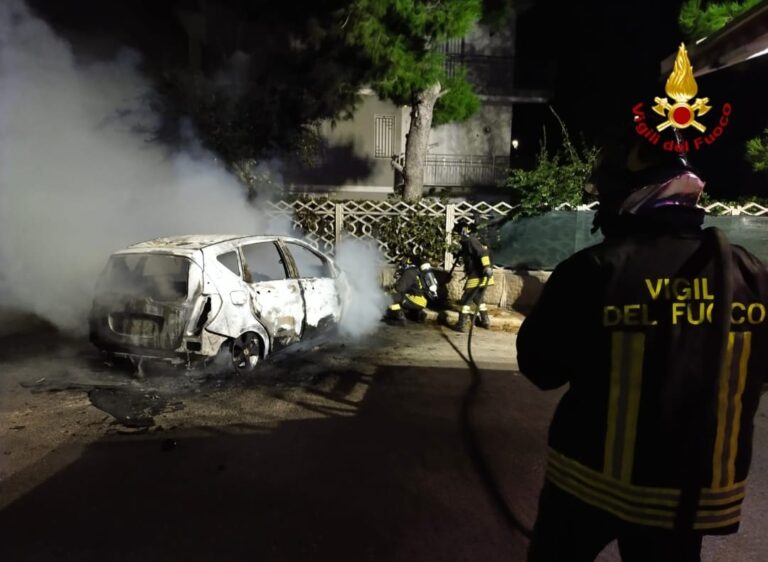 Torre Canne: a fuoco un’auto nella notte Torre Canne: a fuoco un'auto nella notte - Osservatorio Fasano