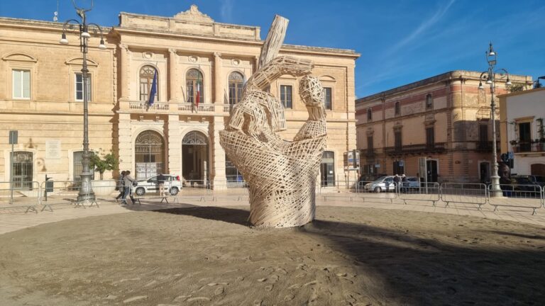 In piazza Ciaia l'installazione di Jordi NN - Osservatorio Fasano