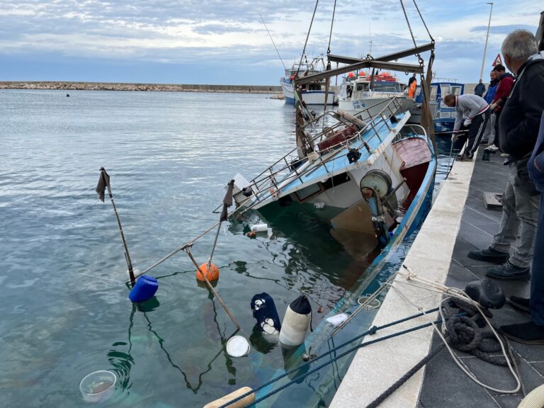Affondate due barche da pesca ormeggiate a Savelletri: quasi certa l’origine dolosa dell’azione Affondate due barche da pesca ormeggiate a Savelletri: quasi certa l'origine dolosa dell'azione - Osservatorio Fasano