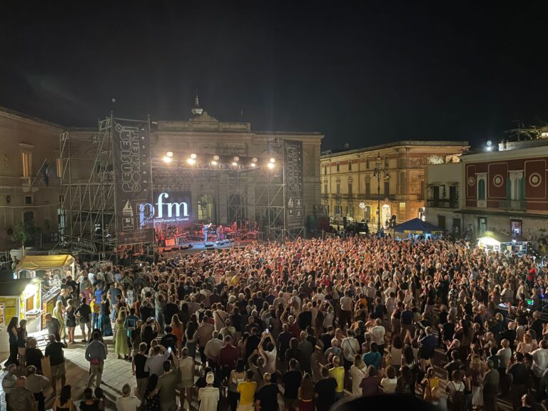 La PFM e il prof. Galimberti stregano il pubblico di piazza Ciaia VIDEO - Osservatorio Fasano