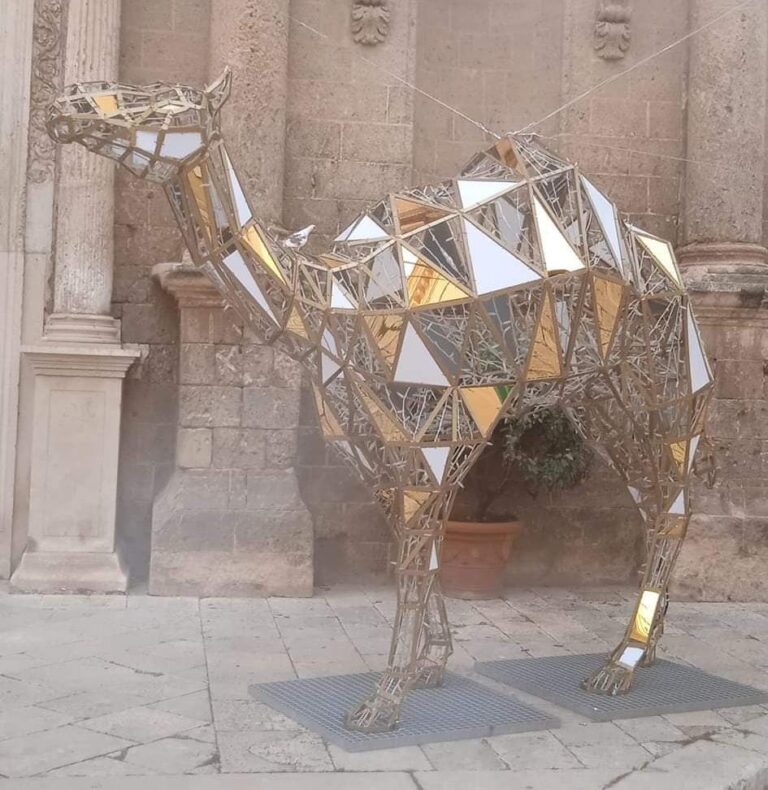 Fasano si trasforma in una giungla urbana con cinquanta installazioni luminose raffiguranti animali - Osservatorio Fasano