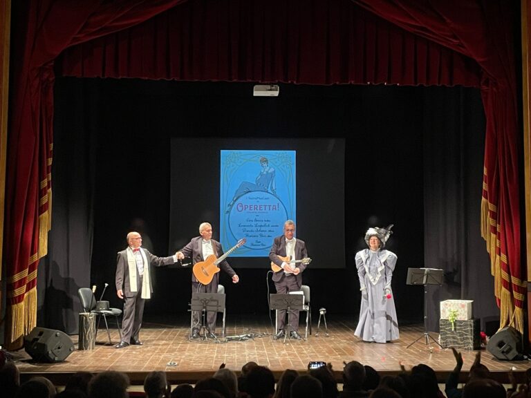 Al Teatro Sociale è andata in scena ‘Operetta’ Al Teatro Sociale è andata in scena 'Operetta' - Osservatorio Fasano