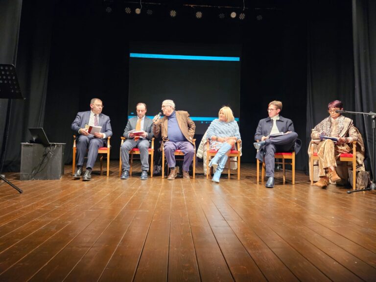 Presentato “Amarcord-Storie dal futuro”, l’ultimo libro di Massimo Vinale VIDEO Presentato "Amarcord-Storie dal futuro", l'ultimo libro di Massimo Vinale VIDEO - Osservatorio Fasano