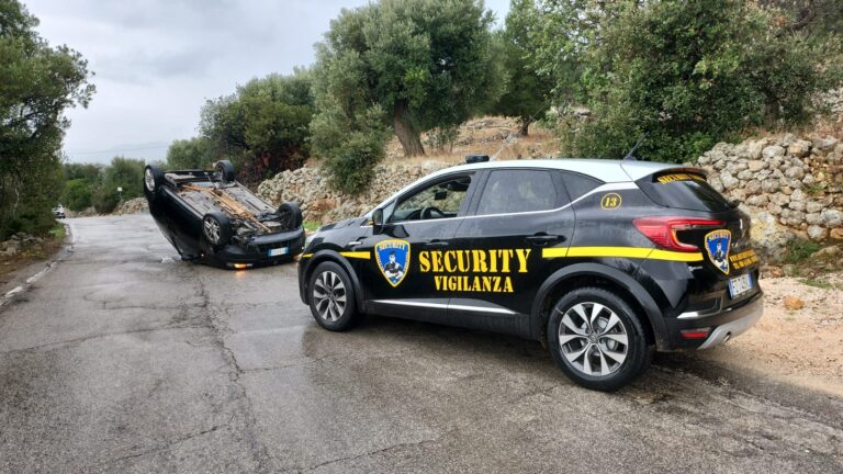 Auto si ribalta sulle Giratoie: fuggito il guidatore - Osservatorio Fasano