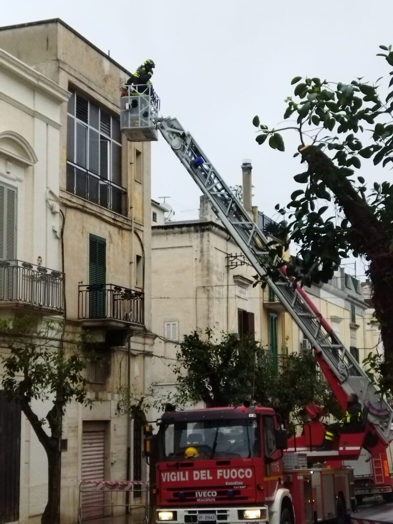 Nuovamente chiuso il marciapiedi di C.so Garibaldi per un cornicione pericolante - Osservatorio Fasano