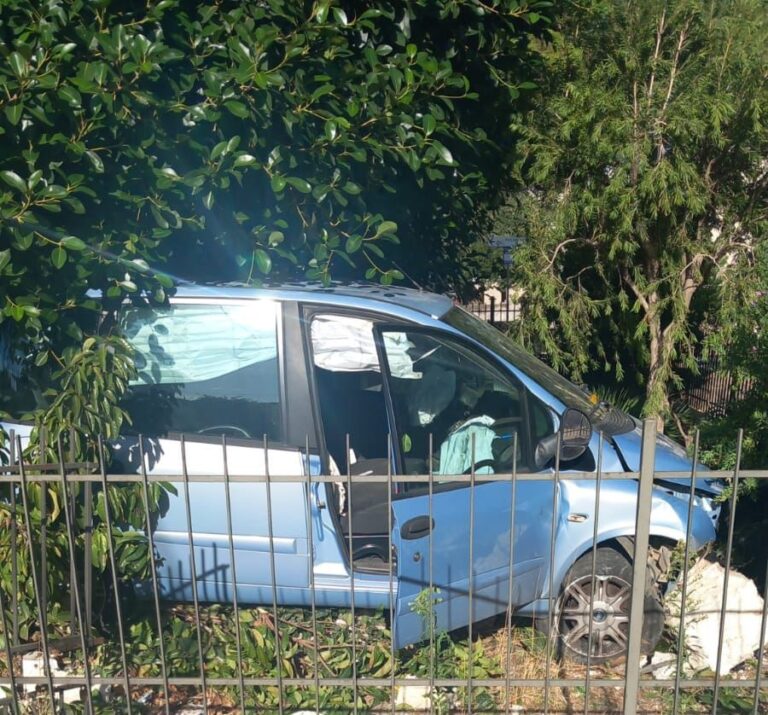 Auto sfonda muro di un condominio in città Auto sfonda muro di un condominio in città - Osservatorio Fasano