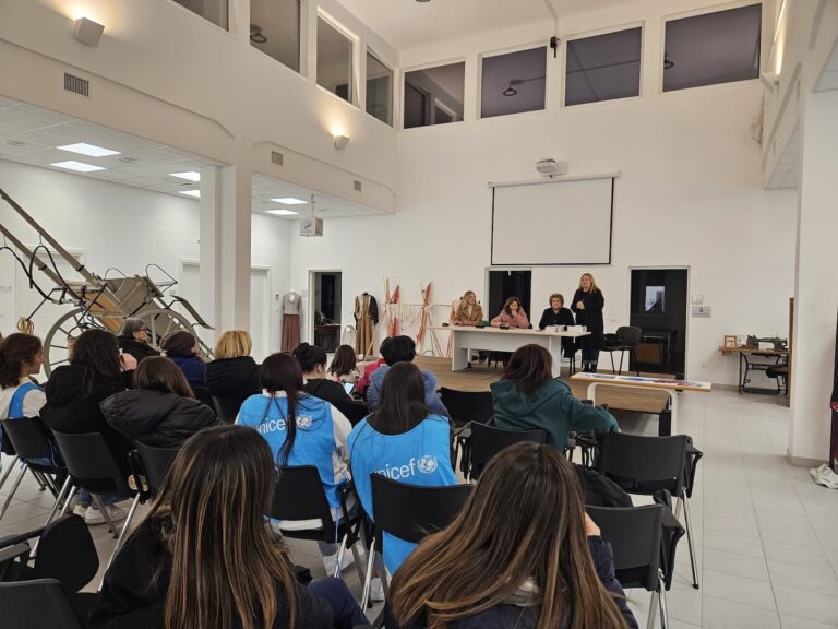 Presentato al MulLab “Ullalà… si vola!”, il libro di favole di Rosanna Petruzzi Lozupone Presentato al MulLab "Ullalà… si vola!”, il libro di favole di Rosanna Petruzzi Lozupone - Osservatorio Fasano