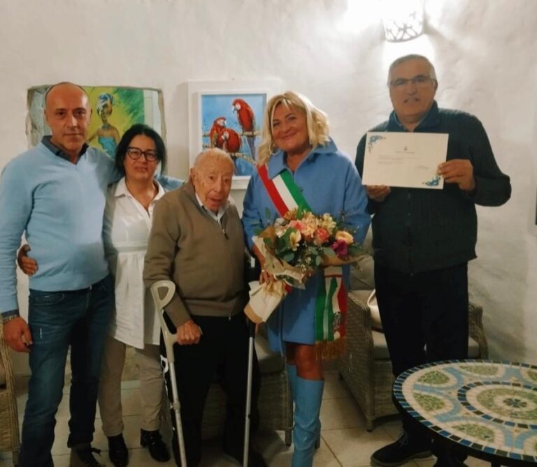 Centenario di Cardiota Vito: gli auguri della Città di Fasano Centenario di Cardiota Vito: gli auguri della Città di Fasano - Osservatorio Fasano