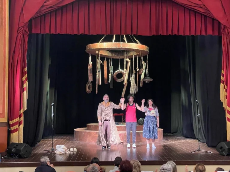 Musica e parole per la “Ballata per la Katër i Radës”, la nave albanese ha navigato sul palco del Teatro Sociale - Osservatorio Fasano