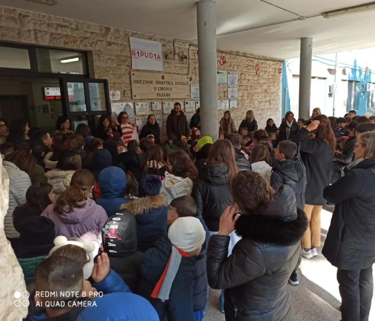 I ragazzi dell’Istituto Comprensivo Giovanni XXXIII-Pascoli con Emergency contro la guerra - Osservatorio Fasano