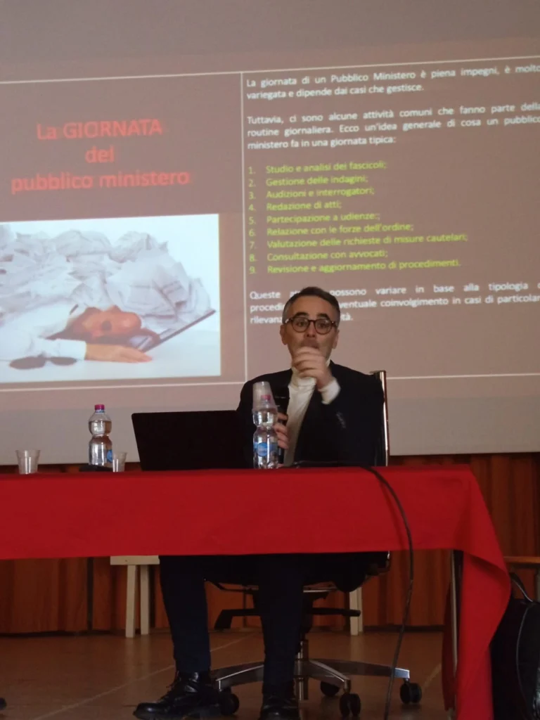 Ospite del “da Vinci” il dott. Alfredo Manca, Sostituto Procuratore della repubblica di Brindisi Ospite del “da Vinci” il dott. Alfredo Manca, Sostituto Procuratore della repubblica di Brindisi - Osservatorio Fasano