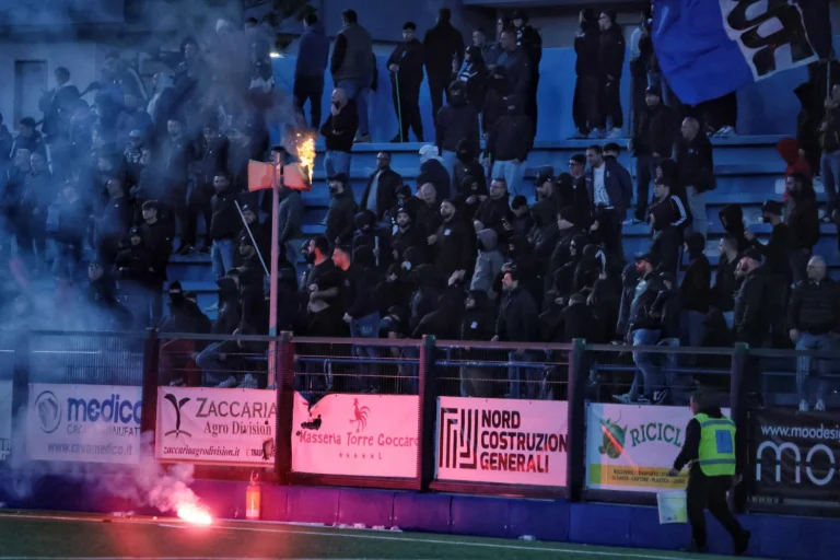 Fasano-Brindisi sospesa al 39’ del secondo tempo per lancio di fumogeni dei tifosi ospiti Fasano-Brindisi sospesa al 39’ del secondo tempo per lancio di fumogeni dei tifosi ospiti - Osservatorio Fasano