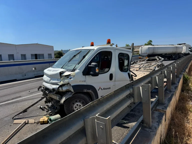 Incidente sulla SS16 a Fasano: Scontro tra autocisterna e furgone, traffico in tilt Incidente sulla SS16 a Fasano: Scontro tra autocisterna e furgone, traffico in tilt - Osservatorio Fasano