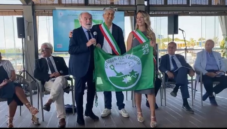 Fasano: dieci anni di Bandiera Verde, Franco Mastro ritira il vessillo a San Salvo Fasano: dieci anni di Bandiera Verde, Franco Mastro ritira il vessillo a San Salvo - Osservatorio Fasano