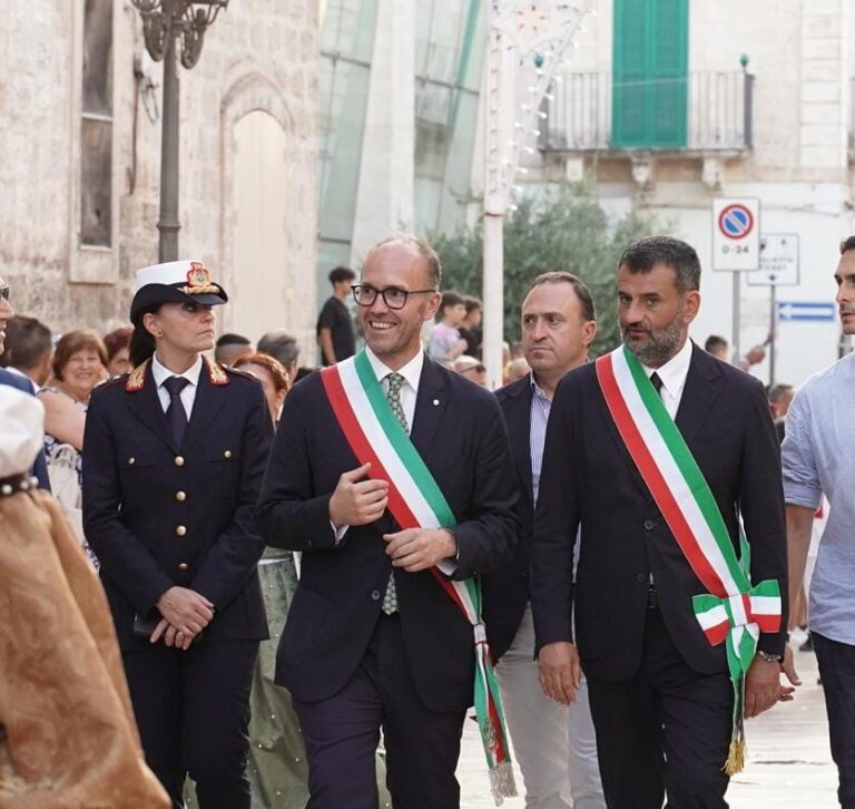 Scamiciata, Decaro oggi a Fasano per il corteo con la Caravella di San Nicola Scamiciata, Decaro oggi a Fasano per il corteo con la Caravella di San Nicola - Osservatorio Fasano