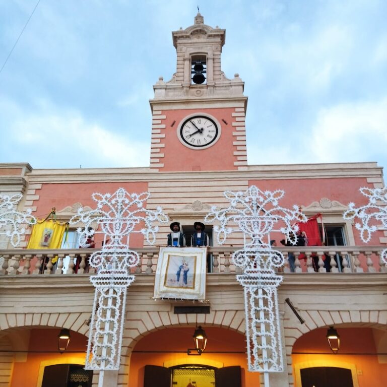 Innalzato lo stendardo in Piazza Ciaia: inizia il ricco programma de “La Scamiciata” Innalzato lo stendardo in Piazza Ciaia: inizia il ricco programma de “La Scamiciata” - Osservatorio Fasano
