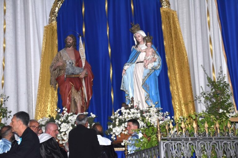 Con la consegna delle chiavi e l'intronizzazione inizia la Festa 2024 VIDEO - Osservatorio Fasano