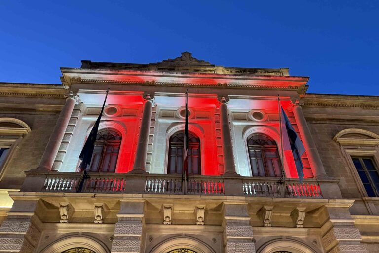 Palazzo di città bianco e rosso per AIDO – VIDEO Palazzo di città bianco e rosso per AIDO - VIDEO - Osservatorio Fasano