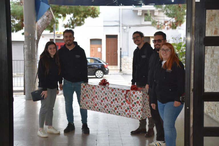 Secondo Circolo: donato un albero di Natale dai Timpanisti Fajanensis - Osservatorio Fasano