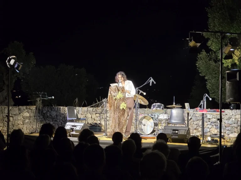 “L’Antico Richiamo” incanta Egnazia: un trionfo di poesia e musica inaugura il Festival "L'Antico Richiamo" incanta Egnazia: un trionfo di poesia e musica inaugura il Festival - Osservatorio Fasano