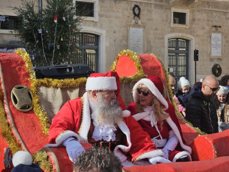 Natale a Fasano: Babbo Natale ha salutato i bambini in piazza Ciaia Natale a Fasano: Babbo Natale ha salutato i bambini in piazza Ciaia - Osservatorio Fasano