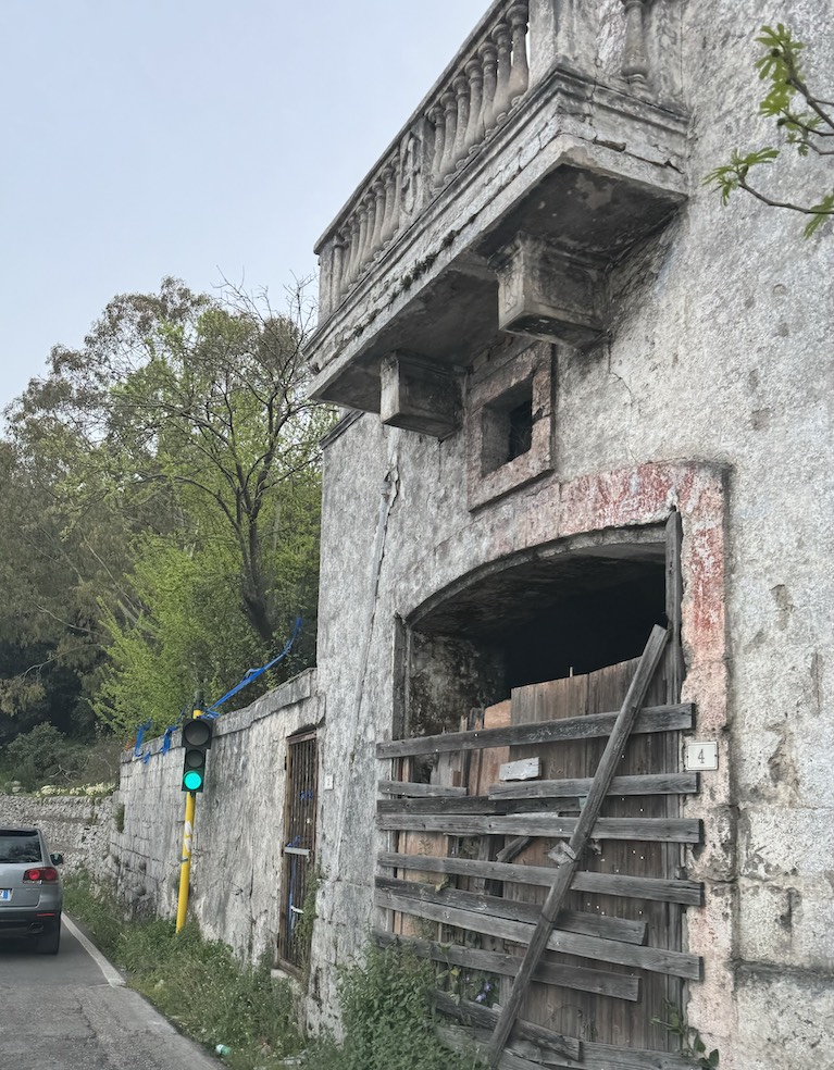 Schena: Rischio crollo balconcino alla “Vernisina” Schena: Rischio crollo balconcino alla “Vernisina” - Osservatorio Fasano