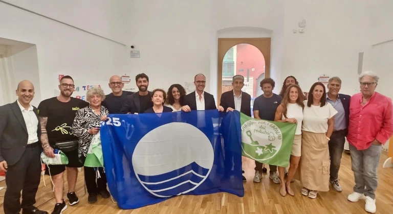 Doppia Bandiera per le spiagge di Fasano: consegnati i vessilli ai lidi Doppia Bandiera per le spiagge di Fasano: consegnati i vessilli ai lidi - Osservatorio Fasano