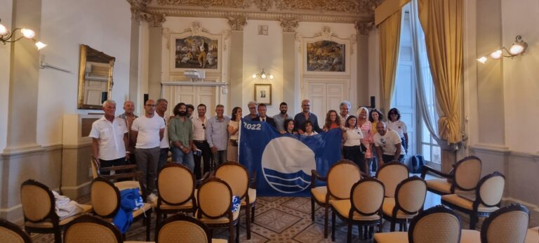 Bandiere Blu: Issata su Palazzo di Città e consegnata ai lidi la bandiera 2022 Bandiere Blu: Issata su Palazzo di Città e consegnata ai lidi la bandiera 2022 - Osservatorio Fasano