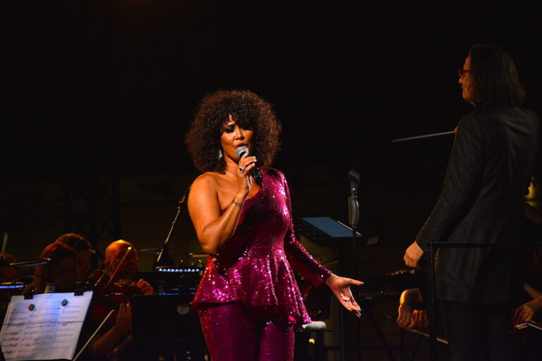 Belinda Davids e l’Orchestra della Magna Grecia scuotono piazza Ciaia Belinda Davids e l'Orchestra della Magna Grecia scuotono piazza Ciaia - Osservatorio Fasano