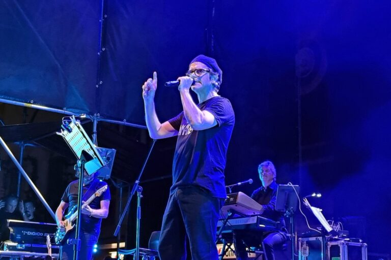 Nel centro di Fasano ha risuonato alta la voce di Samuele Bersani VIDEO - Osservatorio Fasano