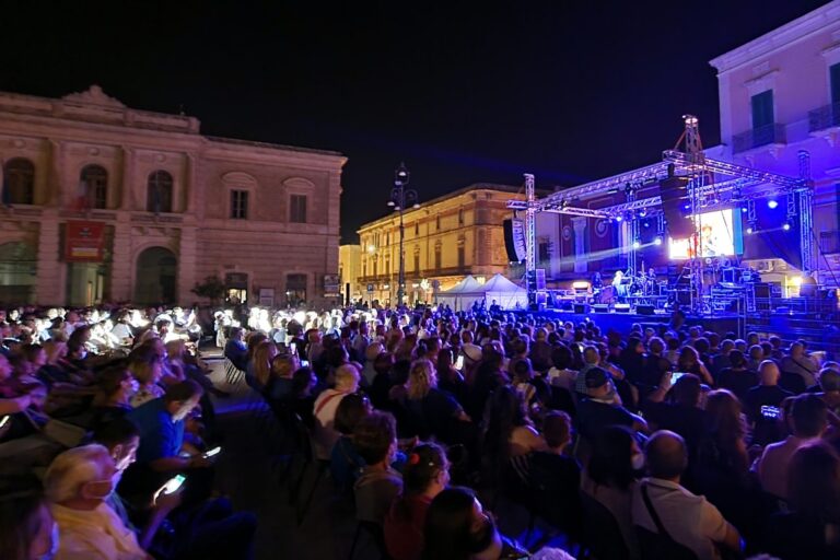 In ‘Mille’ in piazza Ciaia per Orietta Berti – Video In 'Mille' in piazza Ciaia per Orietta Berti - Video - Osservatorio Fasano