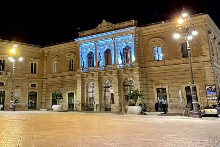 Palazzo di Città colorato di bianco per la lotta contro il cancro al polmone - Osservatorio Fasano