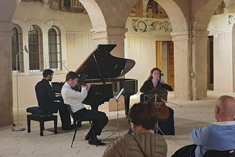 In un’atmosfera ‘ottocentesca’ si è aperta la XI concertistica dell’Accademia dei Cameristi In un'atmosfera 'ottocentesca' si è aperta la XI concertistica dell'Accademia dei Cameristi - Osservatorio Fasano
