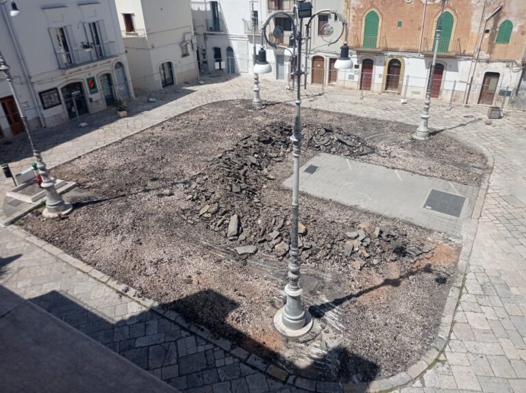 Piazza Mercato Vecchio e Torre dell’Orologio, al via i lavori di riqualificazione Piazza Mercato Vecchio e Torre dell’Orologio, al via i lavori di riqualificazione - Osservatorio Fasano