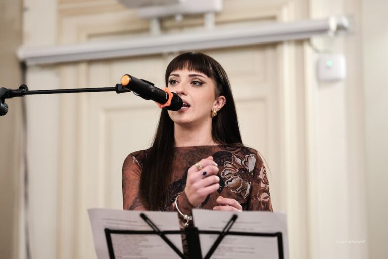 Un fiume di emozioni per la presentazione di “Memorie di un prato. La nascita di una voce” di Roberta Di Leo - Osservatorio Fasano