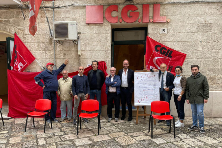 Attacco fascista alla Cgil, anche a Fasano il sit-in di protesta - Osservatorio Fasano