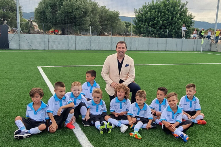 Alessandro Del Piero ha inaugurato il nuovo campo da calcio della BS Soccer Alessandro Del Piero ha inaugurato il nuovo campo da calcio della BS Soccer - Osservatorio Fasano