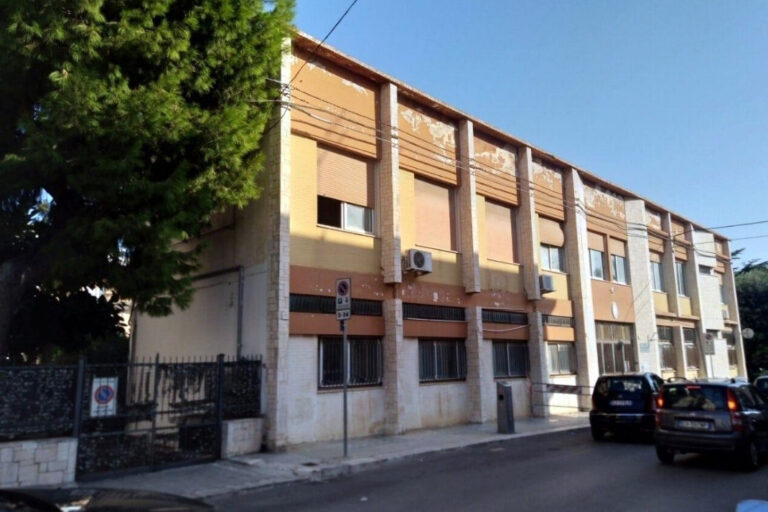 Distribuzione attrezzature per conferimento rifiuti, sempre attivo il centro Gial Plast nei locali dell'ex Tribunale - Osservatorio Fasano