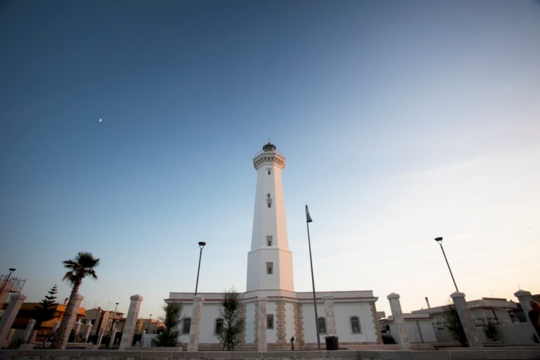 «Il guardiano del faro», appuntamento il 22 luglio e il 21 agosto a Torre Canne con la performance itinerante di Equilibrio Dinamico - Osservatorio Fasano
